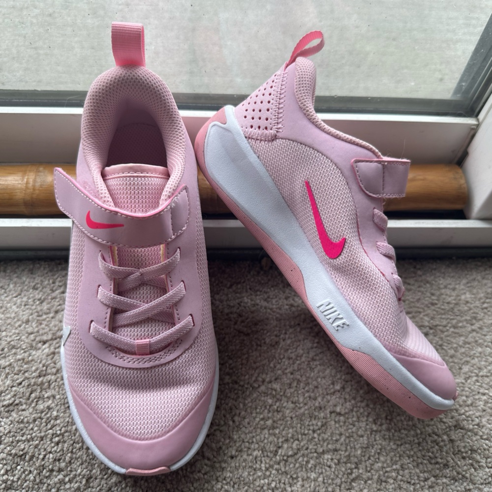 Girls Nike Omni multi court sneaker, pink/white, size 13c